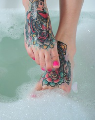 Ivy Snow brings her suction cock for a nice bubble bath together