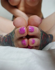 Ivy Snow plays in bed wearing nothing but her sexy curls